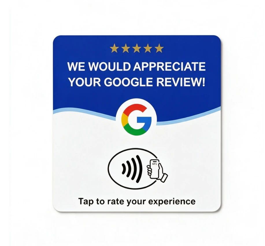 NFC cedulka Tapio o rozměru 10 × 10 cm: modrá deska s pěti hvězdami, logem Google a symbolem přiložení telefonu
